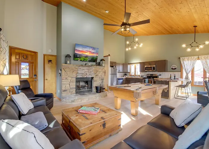 Gatlinburg Mountain Cabin With Hot Tub, Deck And Games