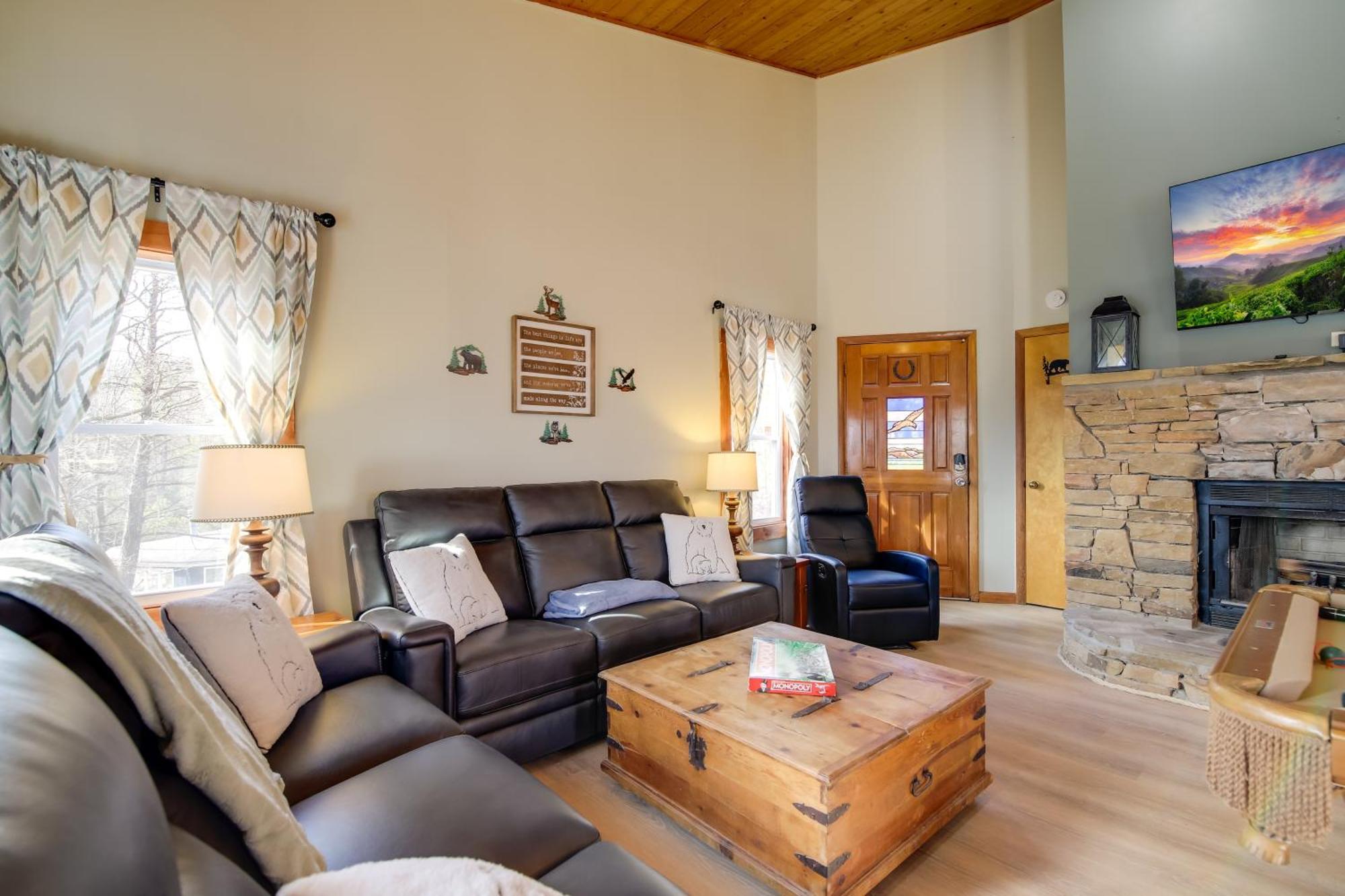 Mountain With Hot Tub, Deck And Games Gatlinburg