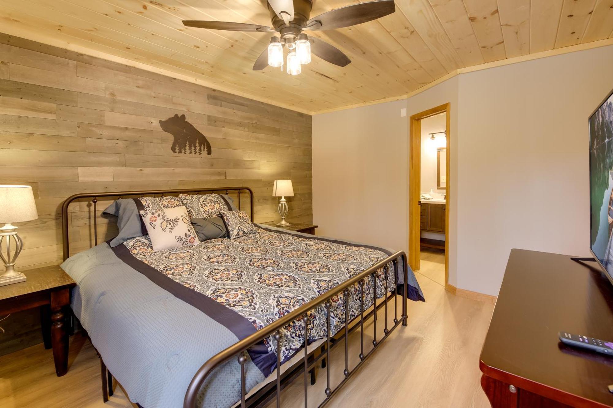 Mountain With Hot Tub, Deck And Games * Gatlinburg