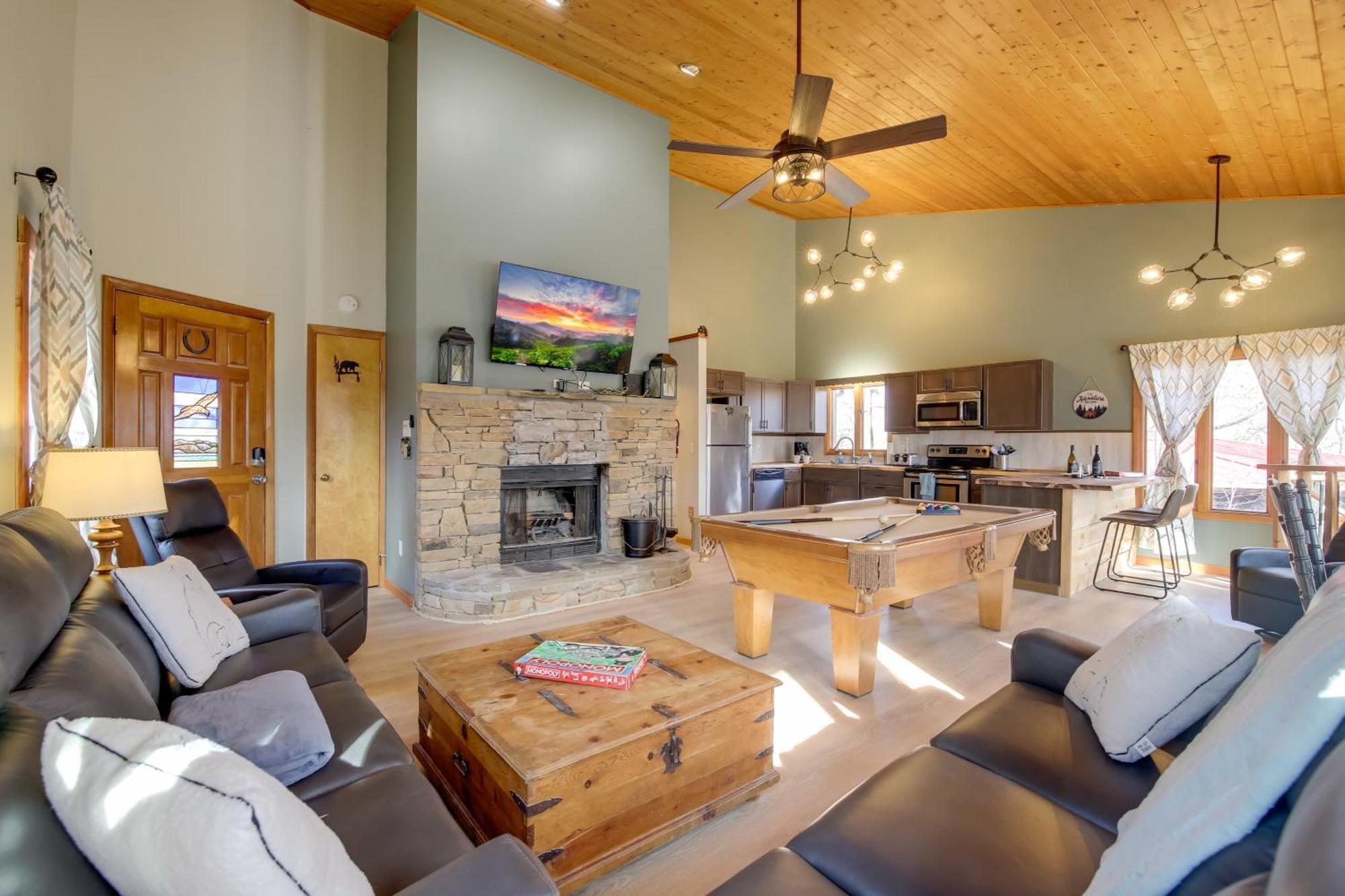 Mountain With Hot Tub, Deck And Games Holiday home Gatlinburg