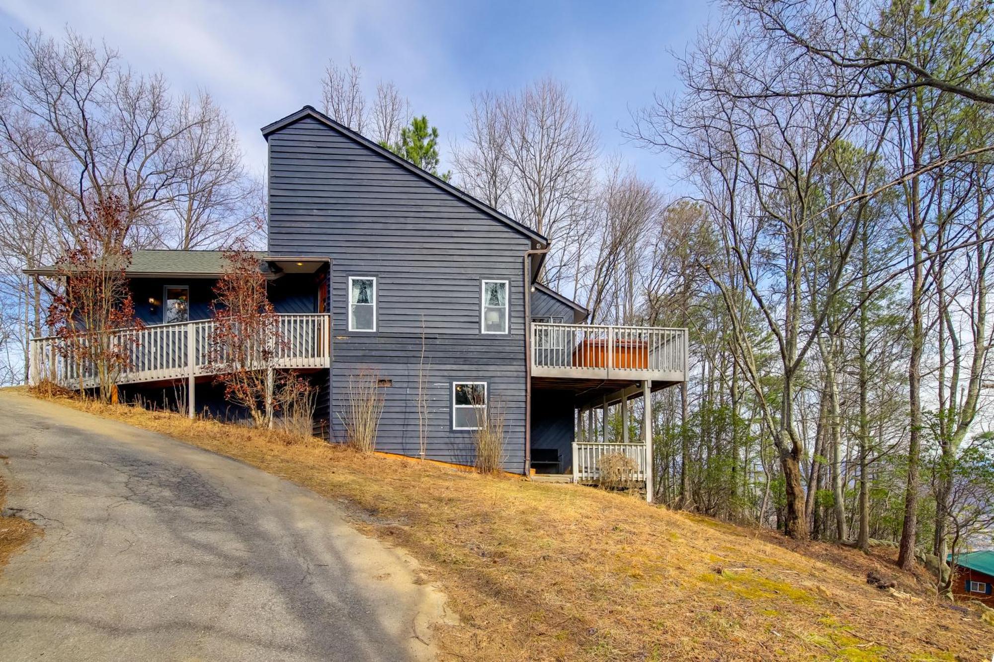 Mountain With Hot Tub, Deck And Games * Gatlinburg